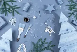 Wallpaper 15 composition noel du nouvel an arbres noel bois pinceaux branches sapin fond beige artisanal concept zero dechet respectueux environnement joyeux noel vue dessus mise p